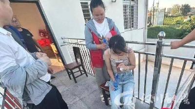 女孩中暑晕倒，幸好有他们……