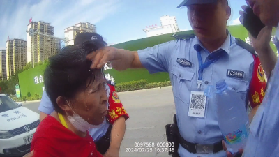 【视频】汉川：老人中暑晕倒绿化带 警民出手救助