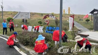 华严农场蚌湖社区工会联合志愿者开展“清除杂草、共建美丽家园”活动