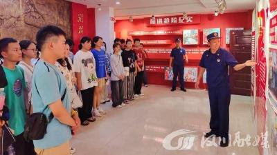 大学生社会实践团走进消防站，致敬“火焰蓝”