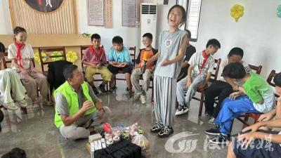 与留守儿童一起过中秋 