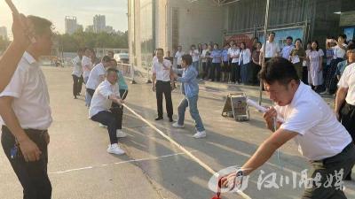 一声哨响，“庆国庆”拔河比赛开始了！