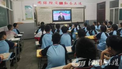 汉川市垌塚中学组织师生观看《开学第一课》