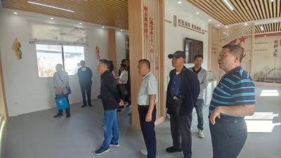 重阳登高望 党纪心中扬