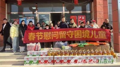 用爱为留守困境儿童撑起“暖心伞”
