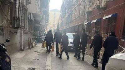 小区私装车位锁 全部拆除  