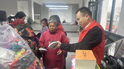 爱心捐赠暖民心