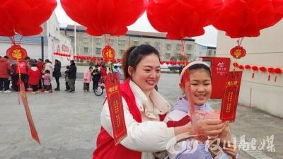 新堰镇：趣味猜灯谜 欢乐闹元宵  
