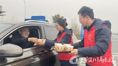 元宵圆圆 旅途甜甜 这个收费站惊喜不断  