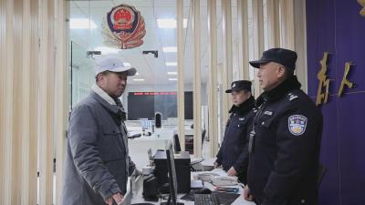 【视频】汉川：87岁老人寒夜迷路 民警助其平安回家