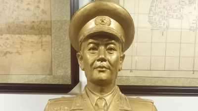 汉川市档案馆珍藏唐金龙将军雕像，传承红色基因