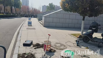 修复破损地砖，守护群众“脚下安全”