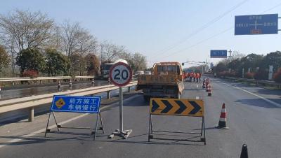 【视频】汉川：G348国道货车追尾 工业胶水泄漏 多部门紧急处置