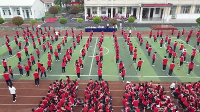 【视频】640名师生共舞春天 这所小学大课间“文武双全”