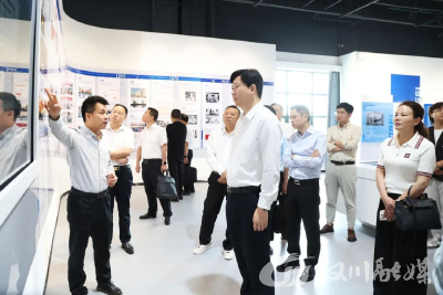 【视频】方超率队赴武汉纺织大学考察交流学习