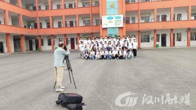 汉川市城隍中学组织开展2025届毕业合影活动