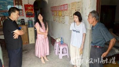 分水镇人大组织企业界代表走访慰问困难学子