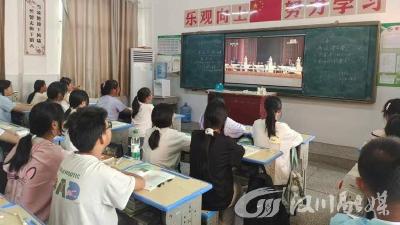 汉川城隍中学：阅兵观礼燃激情，青春筑梦强国防