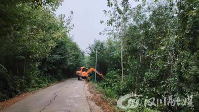 马鞍乡：清除杂草焕新颜，洁净乡村迎双节