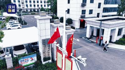 视频 | 【庆双节 焕新貌】喜迎国庆，汈东街道街头悬挂起鲜艳的五星红旗，用最美的色彩向祖国告白