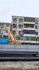 挖机操作不当造成电杆倾倒，供电公司紧急抢修受损线路