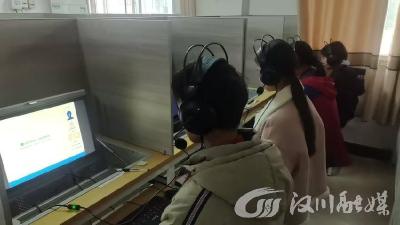 西江中学组织开展期中英语听说考试