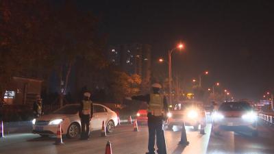 【视频】夜查酒驾“不松懈” 警灯闪烁“护平安”