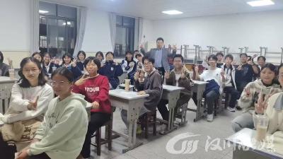 母校探望聊牵挂 畅谈备考暖人心