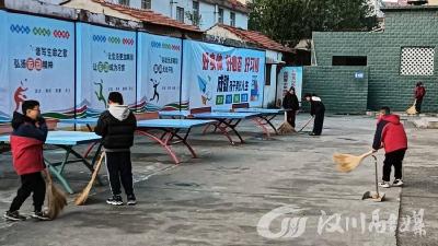 马口高湖小学开展校园大扫除 学生化身“校园美容师”