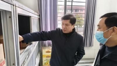 汉川市教育局深入里潭乡学校督查食堂安全管理工作