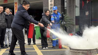 汲取香港火灾教训，汉川经信局开展机关消防应急演练