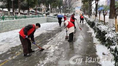 雪落寒天 青春发热 汉川青年志愿者扫冰除雪践初心