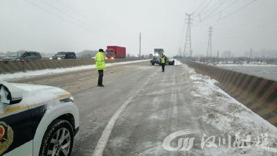 汉川交通执法：寒潮雨雪来袭，昼夜坚守保道路畅通