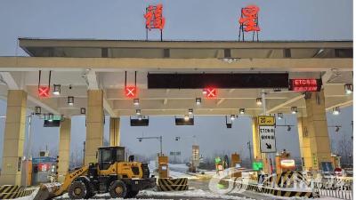 寒夜中的“荧光绿”，做风雪里的守护者