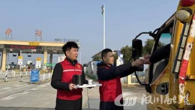 大雾封路不封情！京珠高速暖心服务，为春运司乘驱散寒意