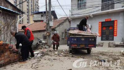 社区“清患”行动——砍枯树清垃圾，筑牢安全“防火墙”