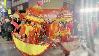 视频 | 老街换新颜，非遗踩街过大年