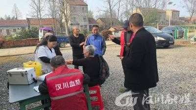 韩集乡：上门复查护健康 政绩观里见初心