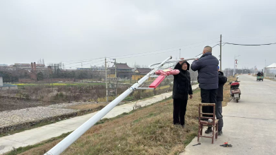 维修沿堤路灯 照亮平安夜路