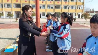 书香润童心 阅读伴成长——中洲小学举行“创建书香校园”活动启动仪式