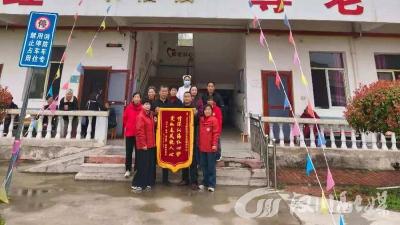 康复路上暖心守护 一面锦旗致敬医养人