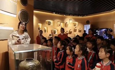 【视频】童心巧手制陶器 非遗无声润幼苗  