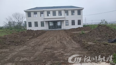 告别“晴天一身灰、雨天一身泥”——联合村新村委会门前路通了