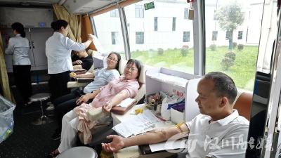 献血车旁排起长队：脉旺镇48人成功献血，最长坚持了15年