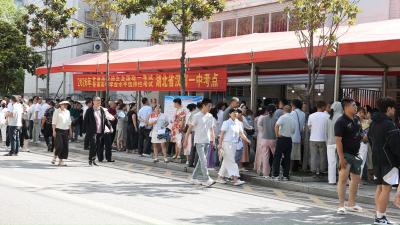 【视频】直击高考收官日：鲜花与拥抱，考场外的“成人礼”
