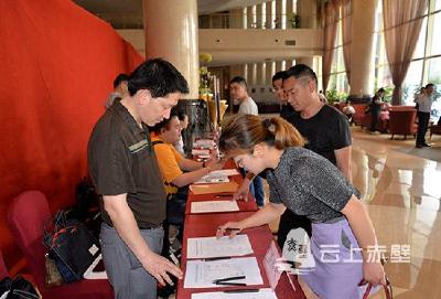 【两会动态】人大代表报到：怀揣民意良策 共谋赤壁发展