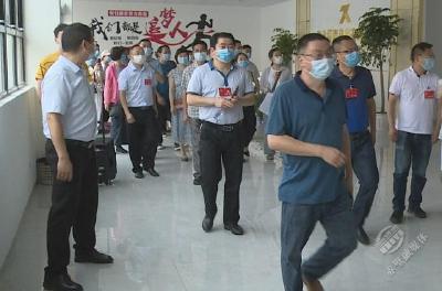 【两会动态】人大代表视察赤壁市重点建设项目