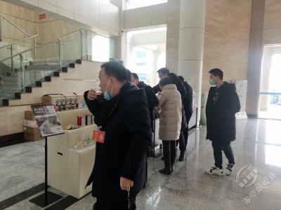 咸宁市两会通道上，“瘦身”青砖茶飘香