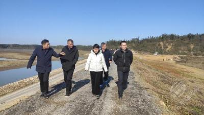 闫英姿来赤开展黄盖湖全线巡查活动