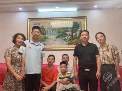 【先进典型】(20)“最美家庭”——舒秀铭：热心公益，让世界充满爱